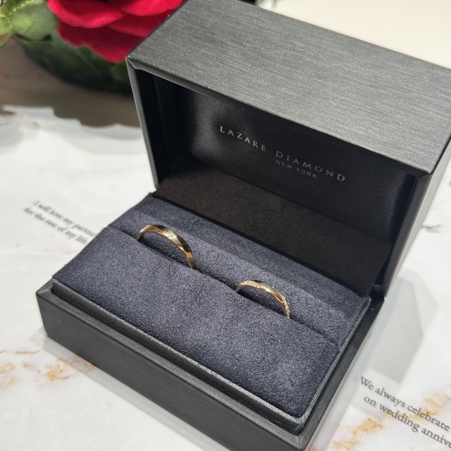 【ラザール ダイヤモンド(LAZARE DIAMOND)の口コミ】 細すぎず太すぎないイエローゴールドの結婚指輪を探していました。
そんな…