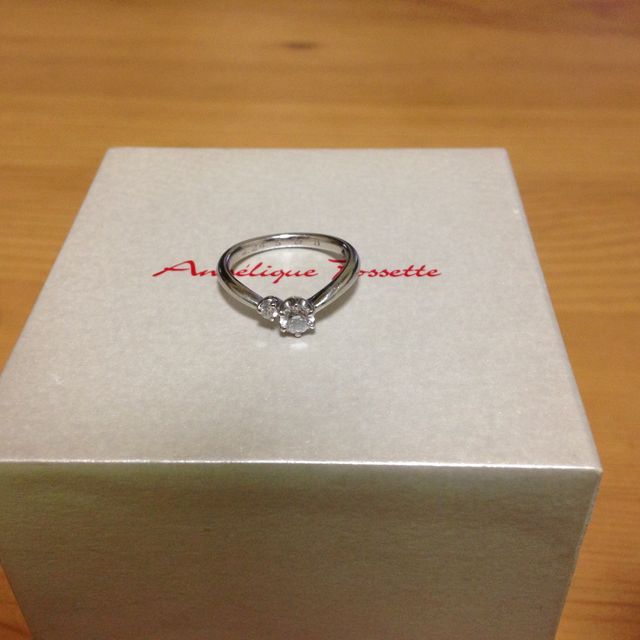 【アンジェリックフォセッテ(Angelique Fossette)の口コミ】 セミオーダーで、石とリングを自分で選んで組み合わせることができる指輪…