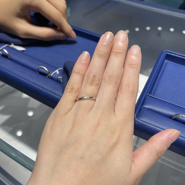 【銀座ダイヤモンドシライシの口コミ】 シンプルなデザインで長く使えると感じました。ダイヤの数も控えめでそこ…
