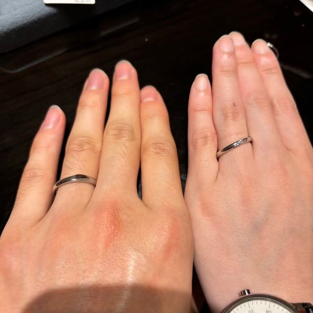 【ケイウノ ブライダル(K.UNO BRIDAL)の口コミ】 ・シンプルで歳をとってもつけやすいデザイン
・指が綺麗に見えるデザイン…