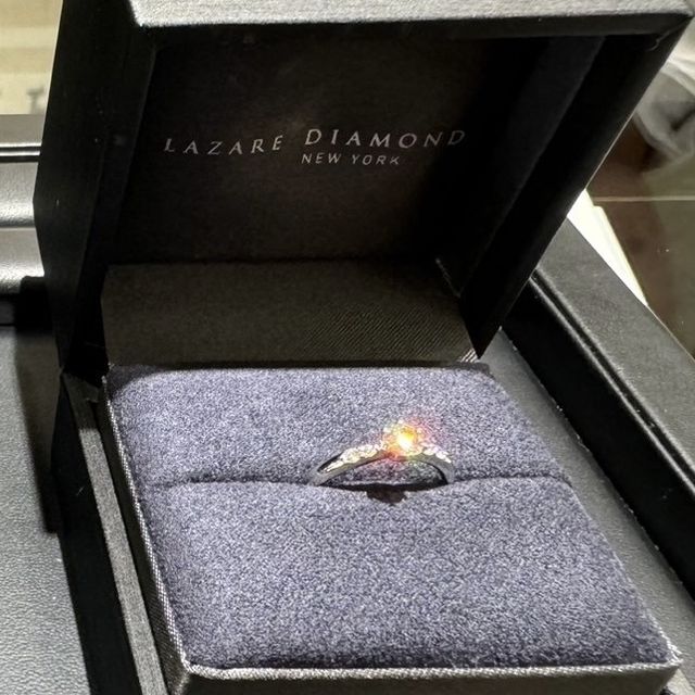 【ラザール ダイヤモンド(LAZARE DIAMOND)の口コミ】 ・メインダイヤだけでなく、周りにもダイヤがついていて可愛らしかった。…