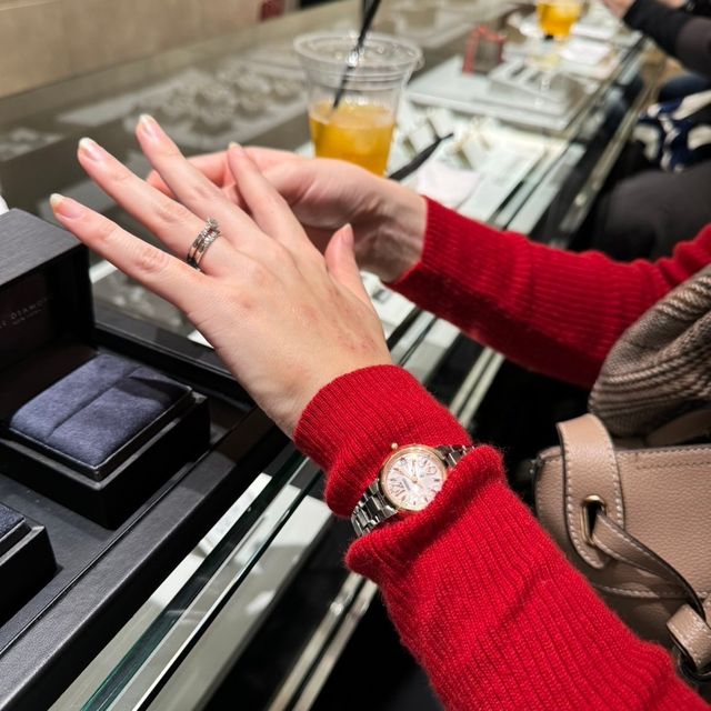 【ラザール ダイヤモンド(LAZARE DIAMOND)の口コミ】 ・メインダイヤだけでなく、周りにもダイヤがついていて可愛らしかった。…