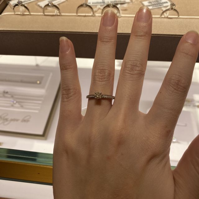 【ラザール ダイヤモンド(LAZARE DIAMOND)の口コミ】 メインダイヤの周りもダイヤが豊富で、華やかなデザインに惹かれました。…