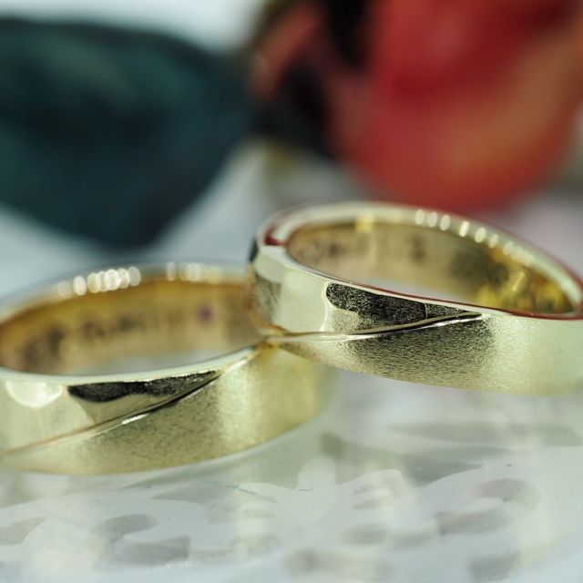 【Antille(アンティール)の口コミ】 色んな向きで楽しめる
ゴールドの2色を使い色の違いを楽しめてピカピカの…