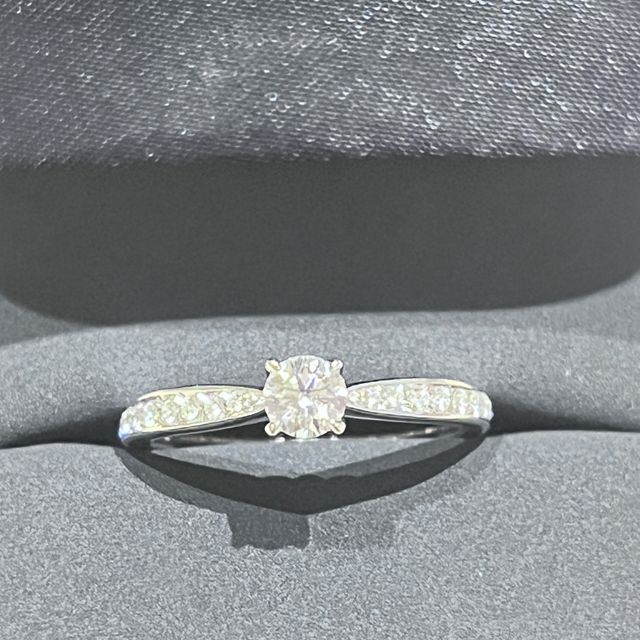 【4℃ BRIDAL(ヨンドシーブライダル)の口コミ】 妻の意向でダイヤにこだわりました。
センターだけでなく、リングに埋め込…