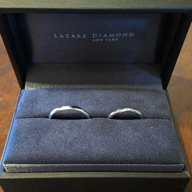 【ラザール ダイヤモンド(LAZARE DIAMOND)の口コミ】 男性のリングだとラインが、女性だとダイヤモンドのラインが入っていて、…