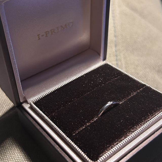 【アイプリモ(I-PRIMO)の口コミ】 普段からつけられるシンプルさと、婚約指輪と重ね付けしたときにバランス…