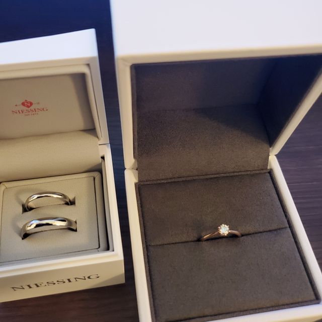 【NIESSING(ニーシング)の口コミ】 指輪のサイズ(幅)が男性、女性で
選べるタイプです。
好きなサイズを人そ…