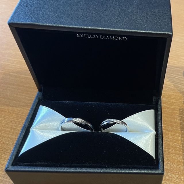 【エクセルコダイヤモンド(EXELCO DIAMOND)の口コミ】 斜めに入ったダイヤモンドのラインが指を綺麗に見せてくれるところです。…