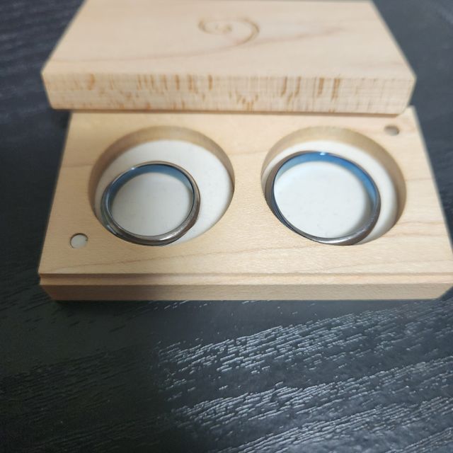 【SORA(ソラ)の口コミ】 指輪の色が背景によって変わって見えます。私たちのは水色なのですが、置…