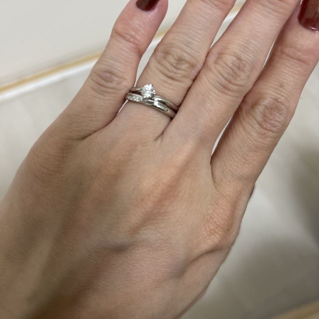 【銀座ダイヤモンドシライシの口コミ】 指輪のデザインはシンプルかつ長く使える物を選びました。手の形に合わせ…