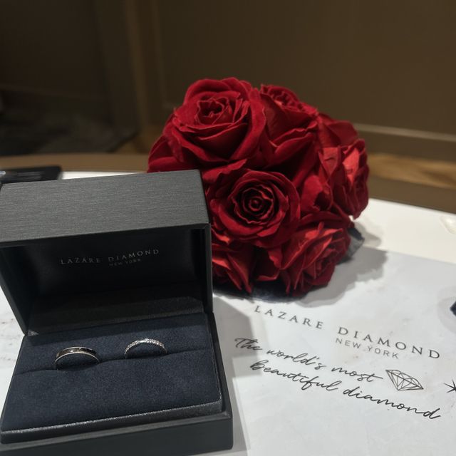 【ラザール ダイヤモンド(LAZARE DIAMOND)の口コミ】 スタイリッシュ且つエレガントさに惹かれました。
ミル打ちが細かくおしゃ…