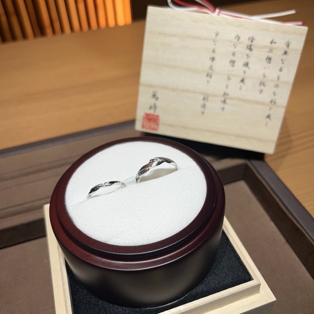 【萬時(Manji)の口コミ】 私達の選んだ萬治の海鏡というリングはとても上品でかっこいいです。また…