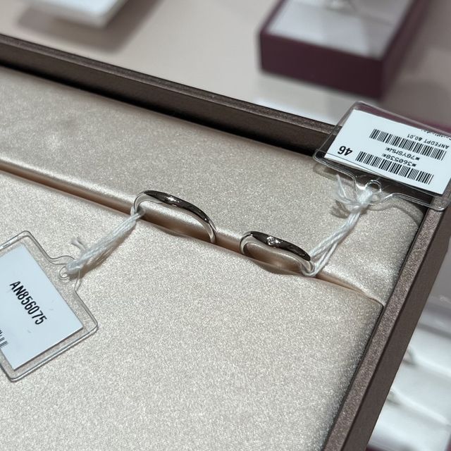 【ブルガリ(BVLGARI)の口コミ】 婚約指輪とお揃いのブランドにしようかと思い、訪問しました。婚約指輪と…