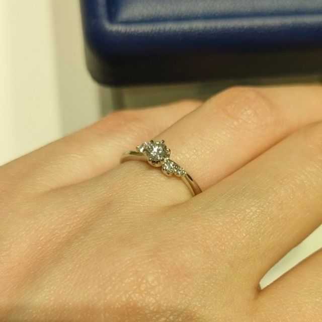 【銀座ダイヤモンドシライシの口コミ】 婚約指輪と言えばこのデザインというところに惹かれました。特に中央のダ…