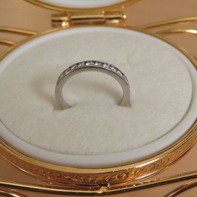 【ROYAL ASSCHER(ロイヤル・アッシャー)の口コミ】 何よりも輝きがすてきでした。
もう少し大きいものや、細いものもつけまし…