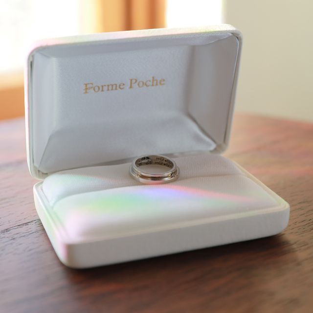 【Forme Poche(フォルムポッシュ)の口コミ】 ２つの指輪を重ねた内側に、手描きのイラスト(愛車・２人の顔・日付・イニ…
