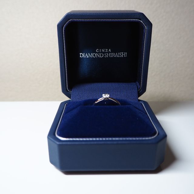 【銀座ダイヤモンドシライシの口コミ】 プラチナの指輪です。真ん中にダイアがありました。ダイヤに向けて、指輪…