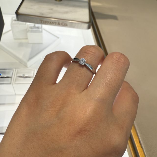 【ティファニー(Tiffany & Co.)の口コミ】 あまりイメージがなかったのですが試着させていただいて、大き過ぎないダ…