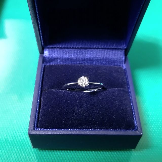 【銀座ダイヤモンドシライシの口コミ】 プロポーズリングなので婚約者にあとから好みの指輪を選んでもらえる点は…