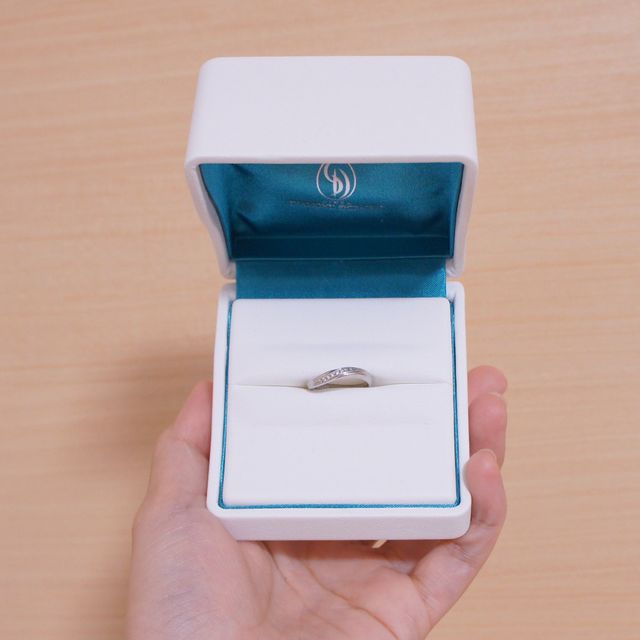 【銀座ダイヤモンドシライシの口コミ】 指が短くて太いため、少しでも指が長く見えるよう、斜めに流れるようにダ…