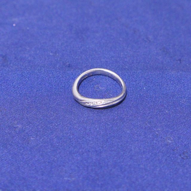 【銀座ダイヤモンドシライシの口コミ】 指が短くて太いため、少しでも指が長く見えるよう、斜めに流れるようにダ…