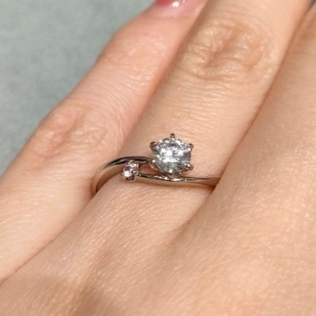 【アイプリモ(I-PRIMO)の口コミ】 よくあるワンポイントのエンゲージリングではなく、ウェーブが強調された…