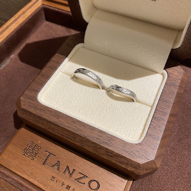 【TANZO.(鍛造指輪)の口コミ】 彫りにイニシャルが入っており、半分だけマット加工されています
妻のリン…