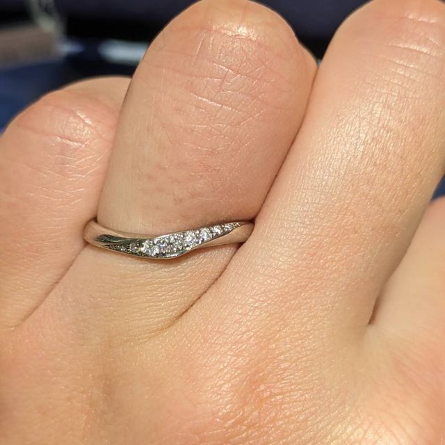 【銀座ダイヤモンドシライシの口コミ】 他店を訪問済みでプラチナが見えるデザインが気になっていたのでこちらを…