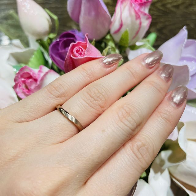 【TANZO.(鍛造指輪)の口コミ】 S字・エッジ、面取り部分にヘアライン加工、周りが鏡面で色はコーラルゴー…