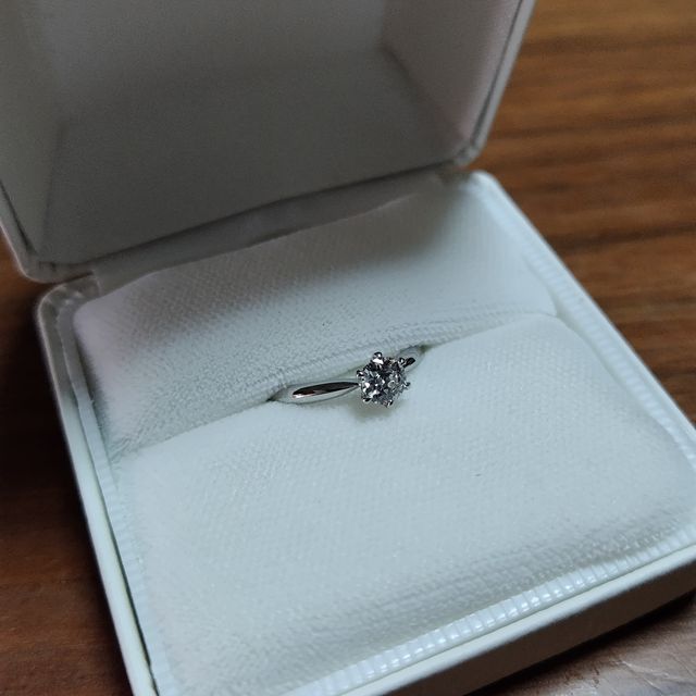 【KOUKI倉迫の口コミ】 デザインもシンプルで、友人の結婚式や、記念日なので着けやすいものをえ…