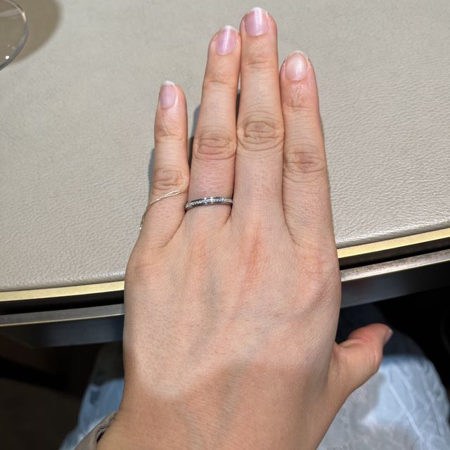 【カルティエ(Cartier)の口コミ】 指輪全体のラインにダイヤが並んでるわけではなく真ん中にラインが並んで…