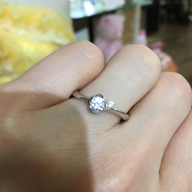 【Beauty and the Beast(ディズニー美女と野獣)の口コミ】 お店に入ると、まず黄色のドレスが目にとまりました。そのすぐ側に美女と…