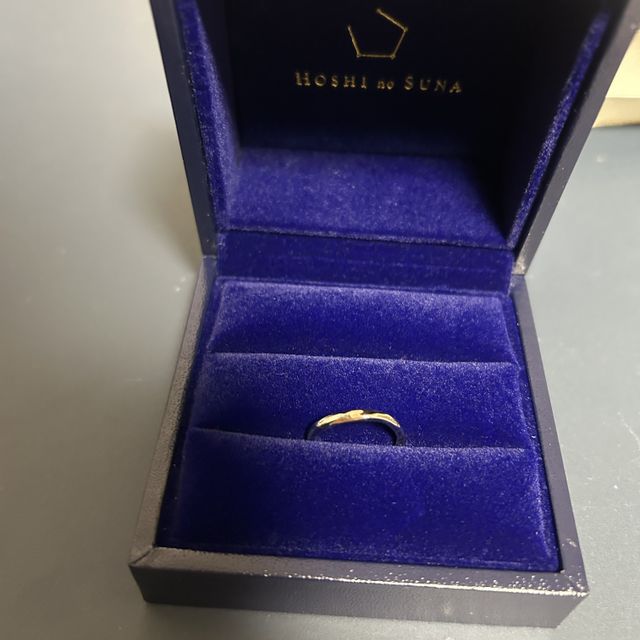 【HOSHI no SUNA 星の砂(ほしのすな)の口コミ】 細くて着け心地が良いです！！彼も私も指が細いので、ウェーブで細身が似…