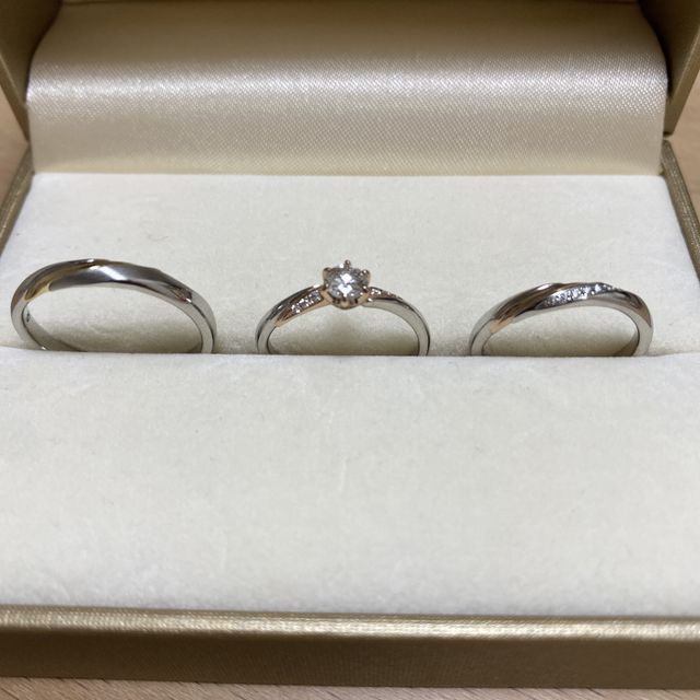 【Stel Giurare(ステルジュラーレ)の口コミ】 リングの中にさりげなく差し色が入っていて、可愛らしい指輪です。配色が…