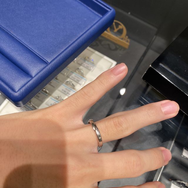 【エクセルコダイヤモンド(EXELCO DIAMOND)の口コミ】 ダイヤが流れるようなデザインで入っており、幅も広いので存在感がある。…