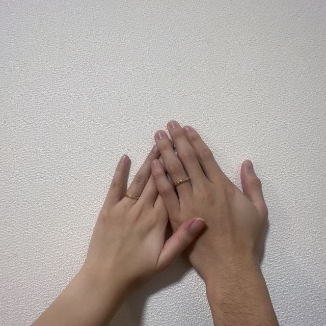 【CRAFY(クラフィ)の口コミ】 私たちが選んだ結婚指輪は、ゴールドをベースに婚約月のストーンをアクセ…
