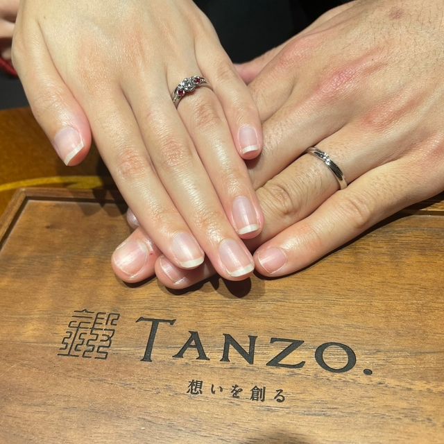 【TANZO.(鍛造指輪)の口コミ】 どちらもフルオーダーで作っていただきました。
婚約指輪は芍薬をイメージ…