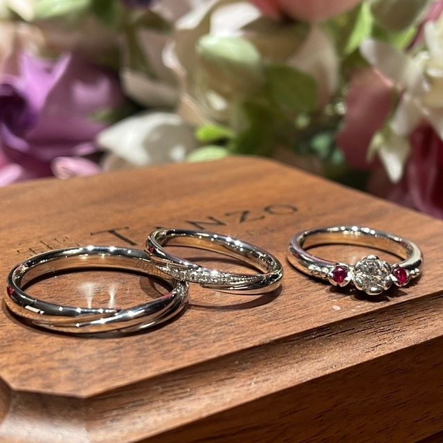 【TANZO.(鍛造指輪)の口コミ】 どちらもフルオーダーで作っていただきました。
婚約指輪は芍薬をイメージ…