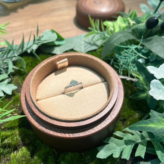 【COLANY(コラニー)の口コミ】 ・ツメが高いのでダイヤが際立ってみえる。さらにサイドに小さいダイヤが…