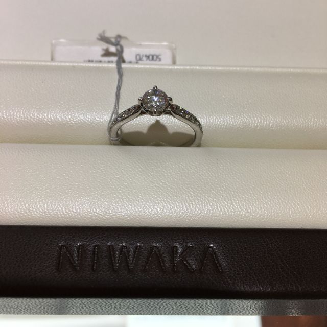 【俄(にわか)の口コミ】 とてもゴージャスです。4本爪と言われるとめかただそうで、ダイヤも綺麗に…