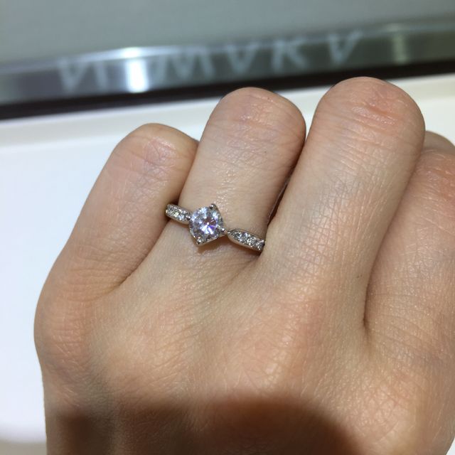 【俄(にわか)の口コミ】 とてもゴージャスです。4本爪と言われるとめかただそうで、ダイヤも綺麗に…