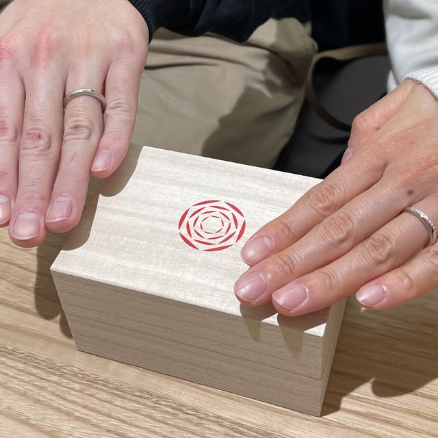 【出雲結(いずもゆい)の口コミ】 指輪はシンプルで美しい曲線を描いており指にもフィットしました。表面加…