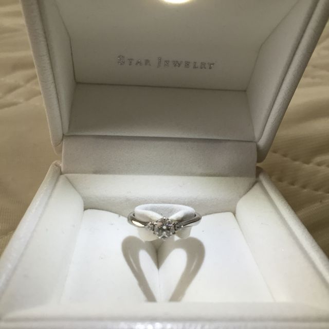 【STAR JEWELRY(スタージュエリー)の口コミ】 中央にメインのダイヤ、左右に小さなダイヤが入っていて、ストレートで細…
