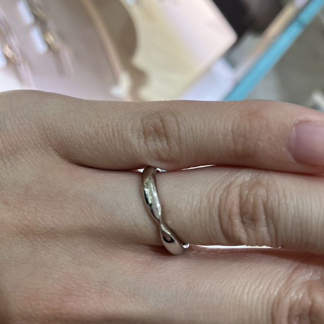 【ティファニー(Tiffany & Co.)の口コミ】 シンプルなデザインで探していたので、商品ラインナップの中でもシンプル…