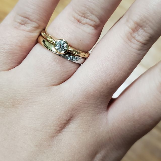 【ケイウノ ブライダル(K.UNO BRIDAL)の口コミ】 ダイヤが覆輪留めのため、普段使いしやすいデザインだと思い購入しました…