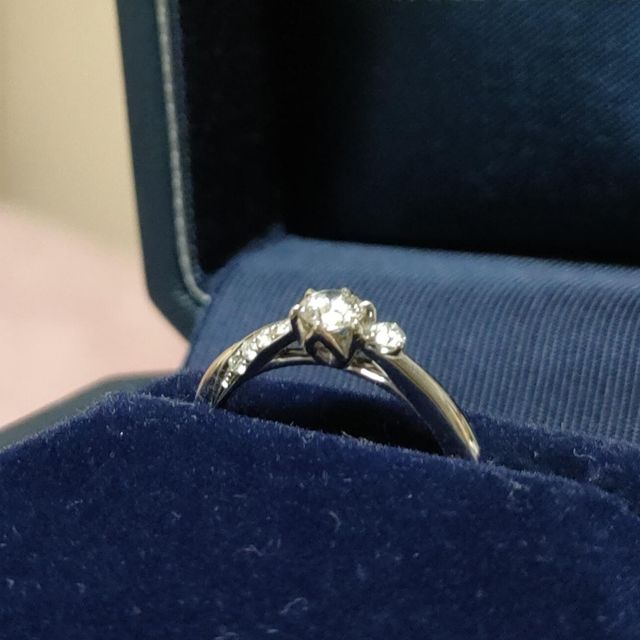 【銀座ダイヤモンドシライシの口コミ】 王道な婚約指輪っぽさもありながらも、アシンメトリーで他にないデザイン…