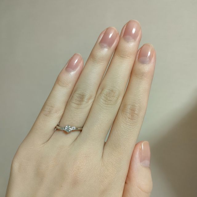 【銀座ダイヤモンドシライシの口コミ】 王道な婚約指輪っぽさもありながらも、アシンメトリーで他にないデザイン…