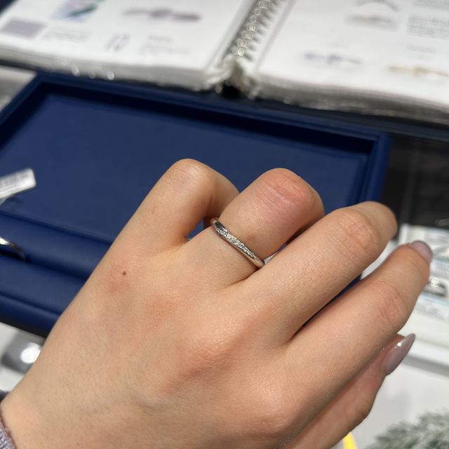 【銀座ダイヤモンドシライシの口コミ】 初めはストレートのデザインにしようと思っていましたが、この指輪を試着…