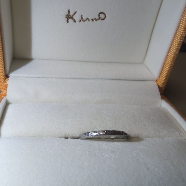 【ケイウノ ブライダル(K.UNO BRIDAL)の口コミ】 ねじれのある形状の片側が艶ありかつデザインの彫り込みがあり、もう片側…